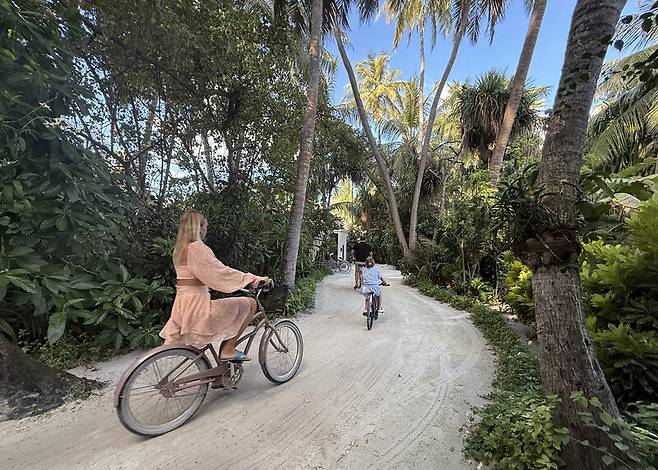 몰디브 섬에서 자전거를 타며 휴가를 즐기고 있는 가족. 박미향 기자