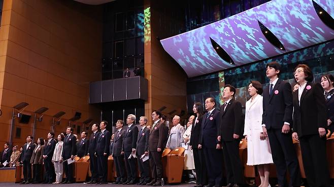 이재명 대통령과 김혜경 여사, 이종찬 광복회장 등이 1일 서울 강남구 코엑스에서 열린 제107주년 3·1절 기념식에서 애국가를 부르고 있다. 연합뉴스