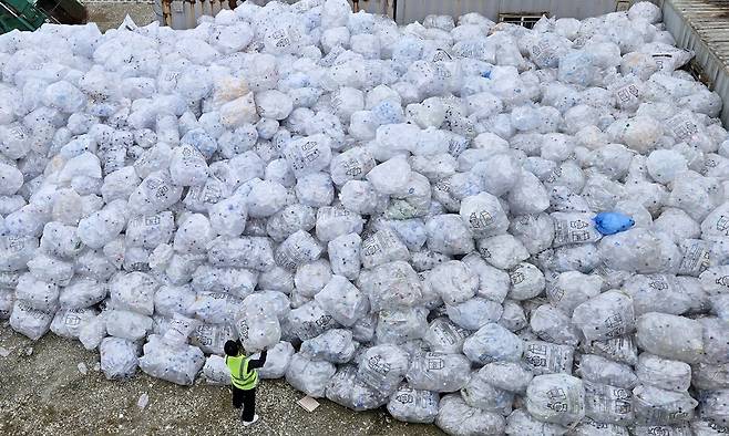 지난해 9월30일 강원 강릉시 자원순환센터에 가뭄 때 시민들이 먹고 버린 생수 페트병이 산더미처럼 쌓여 있다. 연합뉴스