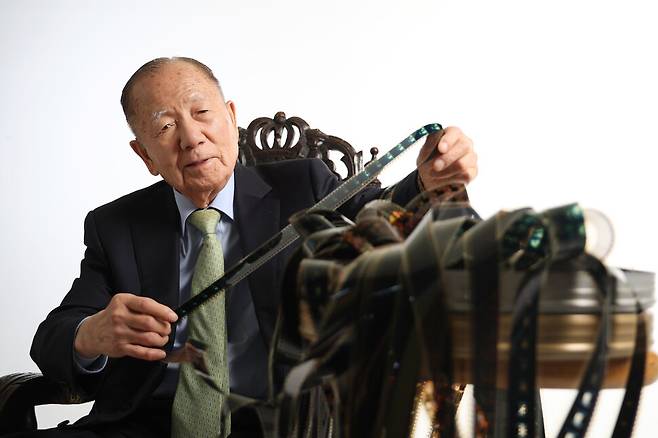 김동호 감독이 지난 23일 오후 서울 마포구 한겨레신문사에서 인터뷰에 앞서 포즈를 취했다. 최현수 기자 emd@hani.co.kr