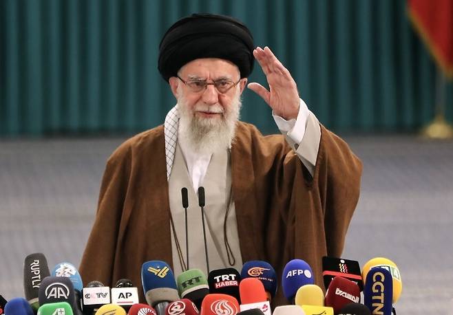 2024년 5월10일 이란 테헤란에서 열린 총선 2차 투표를 마친 뒤, 이란 최고지도자 아야톨라 알리 하메네이가 언론에 인사하고 있다. EPA 연합뉴스