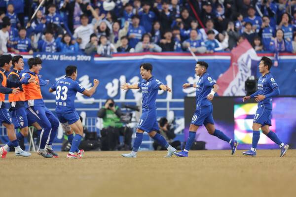 수원 삼성의 강현묵(가운데)이 28일 수원월드컵경기장에서 열린 프로축구 K리그2 서울 이랜드와 개막전에서 결승골을 넣은 뒤 좋아하고 있다. 한국프로축구연맹 제공