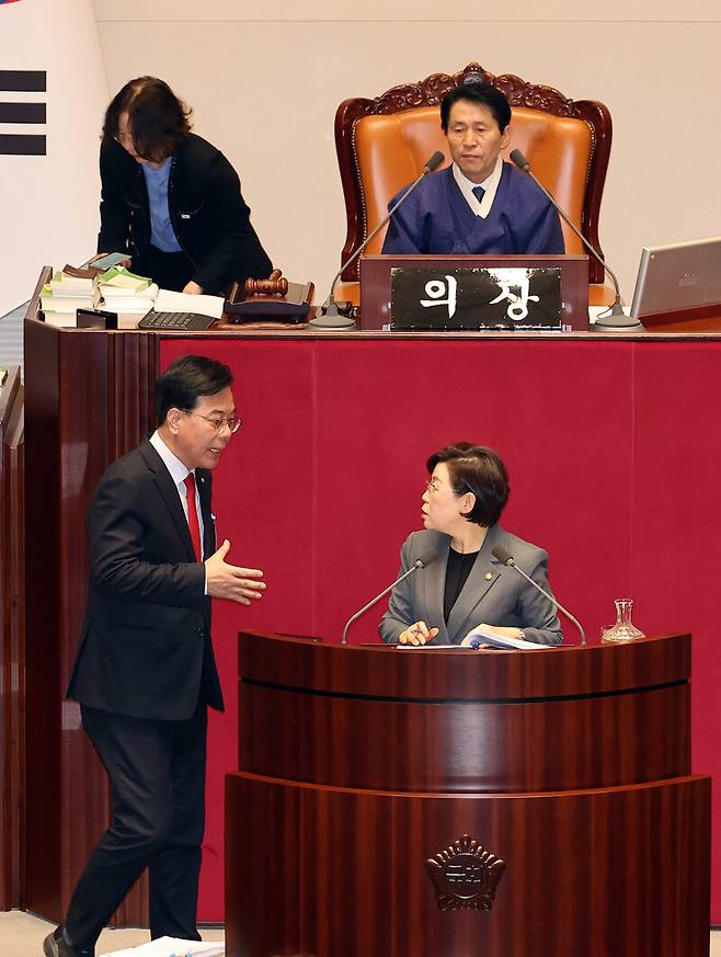 국민의힘 송언석 원내대표가 1일 국회 본회의장에서 국민투표법 전부개정법률안(대안)에 대한 무제한토론을 하고 있던 김정재 의원의 토론 중단을 요청하기 위해 단상으로 향하고 있다. 송 원내대표는 앞서 더불어민주당에 대구·경북 행정통합 특별법 처리 협조를 요구하며 필리버스터(무제한 토론을 통한 합법적인 의사진행 방해)를 전면 중단하겠다고 밝혔다. 연합뉴스