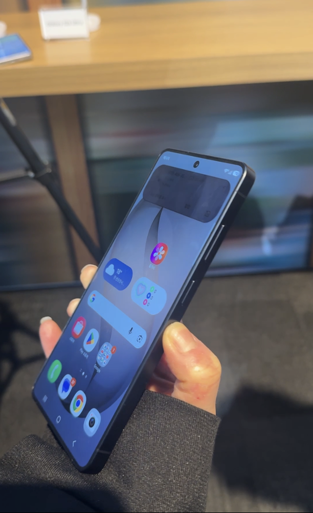 최상위 모델인 울트라에는 '프라이버시 디스플레이' 기능이 적용됐다. 정면이 아닌 측면에서 화면 밝기를 자동으로 낮춰 타인의 시선을 차단하는 기술이다. 실리콘밸리=박지연 특파원