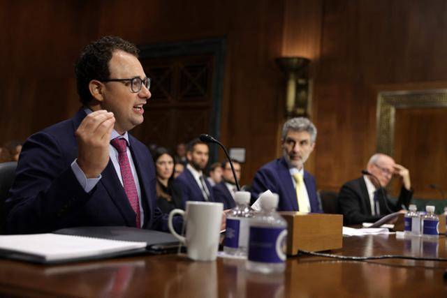 미국 상원 법사위원회가 2024년 1월 25일 개최한 인공지능(AI) 관련 청문회에 AI 스타트업 앤트로픽의 다리오 아모데이(왼쪽) 최고경영자(CEO)가 참석해 발언하고 있다. 워싱턴=AFP 연합뉴스