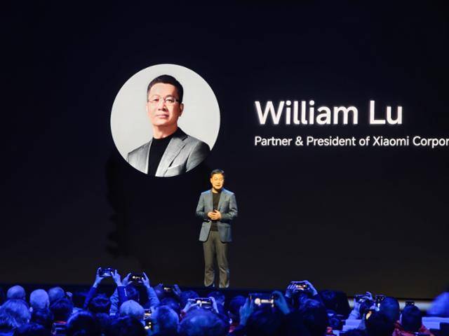윌리엄 루 샤오미 사장이 28일 스페인 바르셀로나 팔라우 데 콩그레소 데 카탈루냐 콘퍼런스 센터에서 열린 샤오미 17 시리즈 등의 신제품 글로벌 발표 행사에서 기조연설하고 있다. 바르셀로나=김진욱 기자