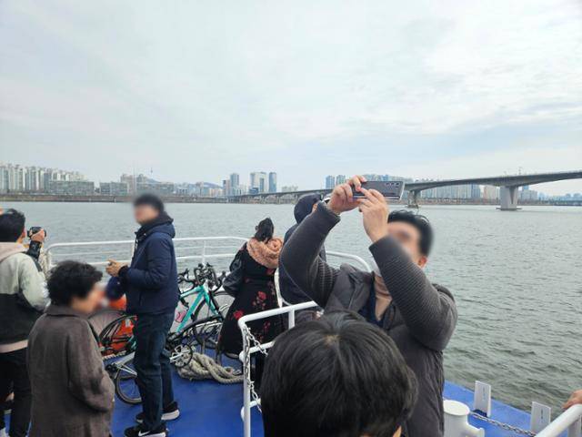 1일 서울 한강버스 탑승객이 배 앞쪽으로 나와 사진을 찍고 있다. 오세운 기자