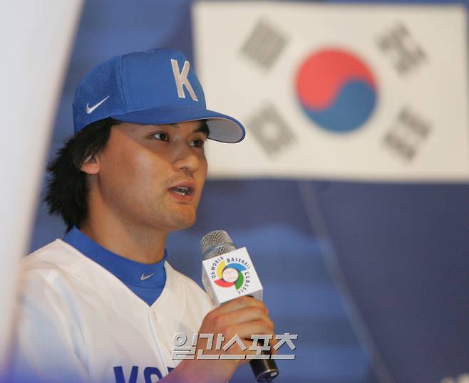 2006 WBC 국가대표팀 기자회견 및 유니폼 발표회 당시 박찬호 대회 참가 소감 발표. [사진 일간스포츠 DB]