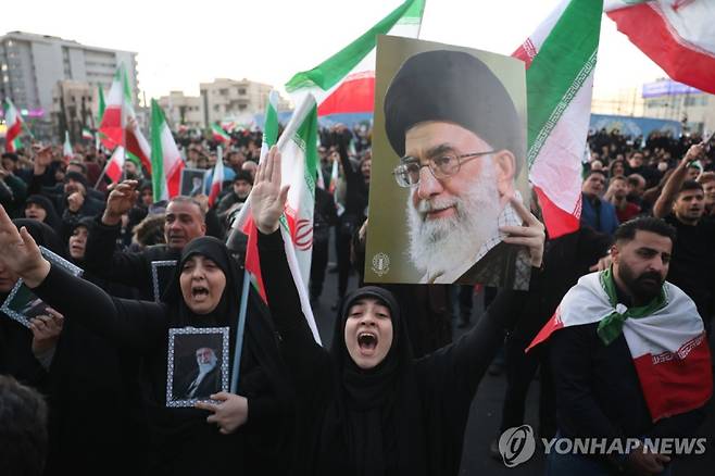 이란 최고지도자의 사망을 추모하는 테헤란 시민들_[EPA 연합뉴스 재판매 및 DB 금지]