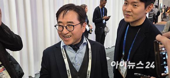장덕현 삼성전기 사장이 지난달 7일(현지시간) 미국 라스베이거스 LVCC 웨스트홀에 있는 현대차 전시관을 둘러보고 나와 기자들과 질의응답을 하고 있다. [사진=박지은 기자]