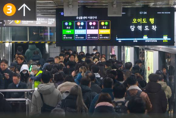 사진은 서울지하철 4호선 충무로역 승강장에서 승객이 오가는 모습. [사진=연합뉴스]