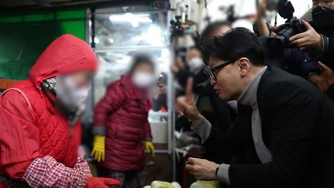 시장 상인과 대화하는 한 전 대표. 지역 민심과 접촉하는 장면이 이어졌다. (한 전 대표 페이스북)