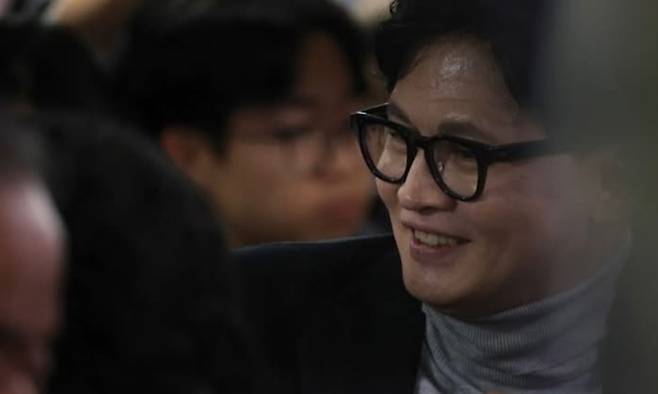 대구 방문 현장에서 시민들과 인사를 나누는 한 전 대표. (한 전 대표 페이스북)