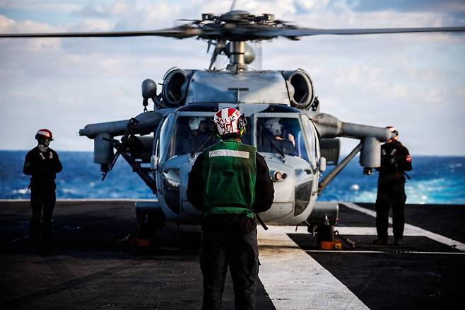 현지시간 28일 중동에 배치된 제럴드 R. 포드 미 항공모함에서 MH-60S 시 호크 헬리콥터의 이륙을 준비하고 있다. 로이터=연합뉴스