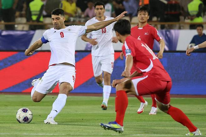 이란이 지난해 6월 10일 이란 테헤란에서 열린 2026 북중미월드컵 아시아 2차예선에서 북한과 경기하고 있다. [AFP=연합뉴스]