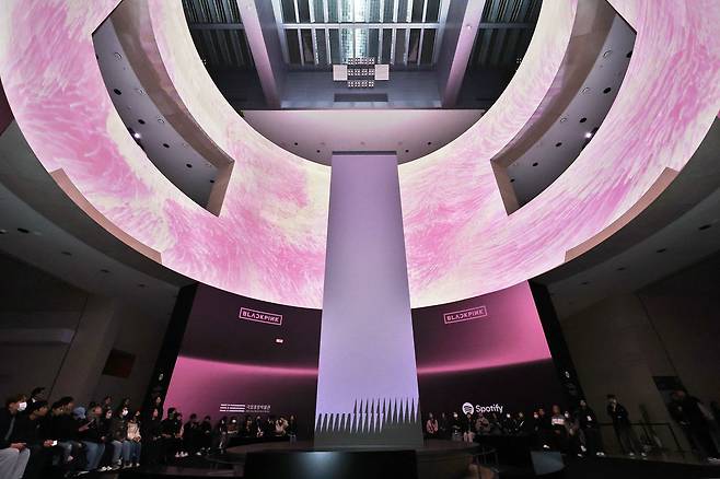 26일 오후 서울 용산구 국립중앙박물관에서 열린 블랙핑크 새 미니앨범 '데드라인'(DEADLINE) 사전 청음 행사에서 팬들이 신곡을 들어보고 있다.   [사진 연합뉴스]