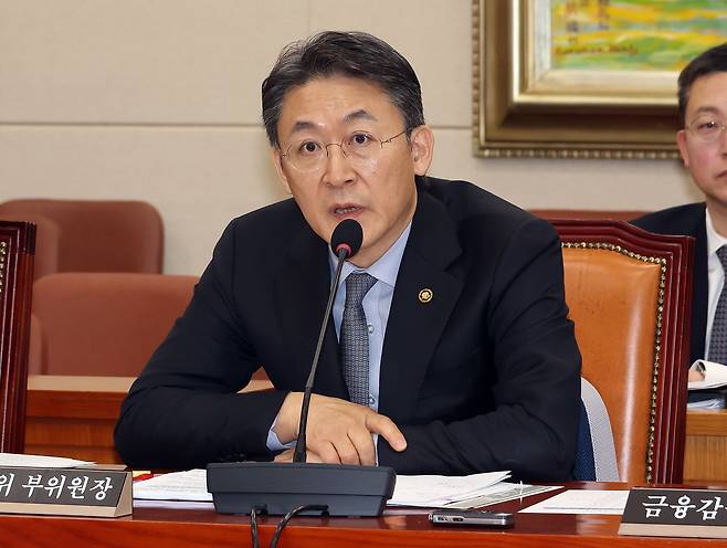 권대영 금융위원회 부위원장이 국회에서 열린 정무위원회의 긴급 현안질의에서 여야 의원들의 질의에 답하고 있다. 연합뉴스