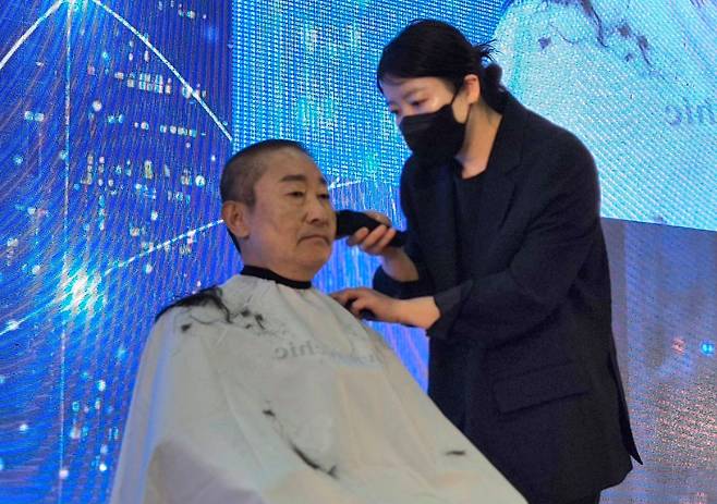 대전·충남 통합단체장 출마 의사를 밝힌 박범계 더불어민주당 의원이 28일 충남 천안시 공주대 천안캠퍼스에서 열린 자신의 출판기념회에서 대전·충남 행정 통합을 촉구하며 삭발하고 있다. 연합뉴스