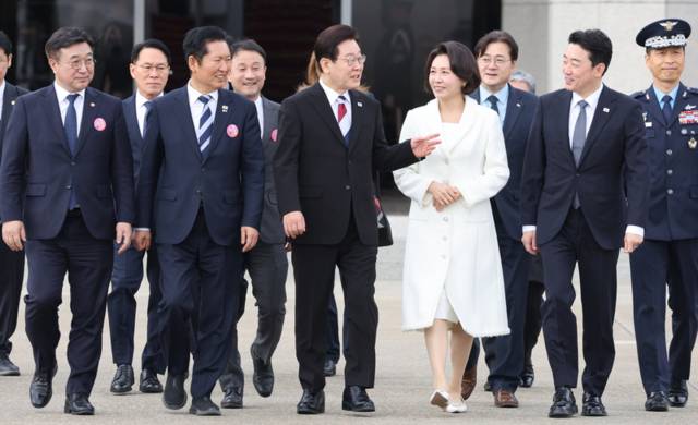 ▲ 싱가포르와 필리핀을 국빈방문하는 이재명 대통령과 김혜경 여사가 1일 성남 서울공항에서 환송객들과 함께 공군1호기로 이동하고 있다. 연합뉴스