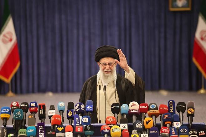 이란 국영 텔레비전은 1일 아야톨라 알리 하메네이 이란 최고지도자가 미국과 이스라엘의 공습으로 사망했다고 발표했다. 2024년 6월 하메네이가 테헤란에서 열린 대통령 결선 투표 후 기자들에게 연설하며 손짓하고 있다. <사진=AFP>
