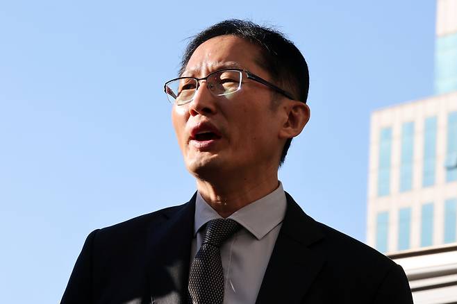 청산가리 막걸리 사건의 피고인 부녀가 사건 발생 16년 만에 재심에서 무죄를 선고받은 지난해 10월28일 오후 광주 동구 광주고등법원 앞에서 부녀 측 법률대리인 박준영 변호사가 소회를 밝히고 있다.  연합뉴스