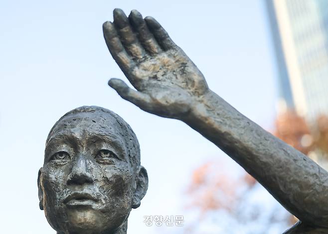 일본 니키타현 사도광산에서 추도식이 열린 2024년 11월24일 서울 용산역 광장 강제징용노동자상 모습. 성동훈 기자