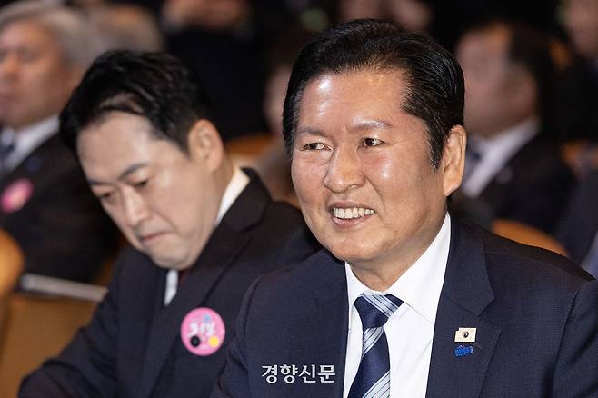 정청래 더불어민주당 대표(오른쪽)가 1일 서울 코엑스에서 열린 제107주년 3·1절 기념식에 참석하고 있다. 왼쪽은 장동혁 국민의힘 대표. 청와대사진기자단