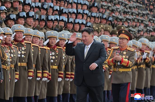 김정은 국무위원장이 지난 2월 27일 노동당 제9차 대회 기념 열병식에 참가한 부대 지휘관·장병들과 기념사진을 찍고 있다. 조선중앙통신·연합뉴스