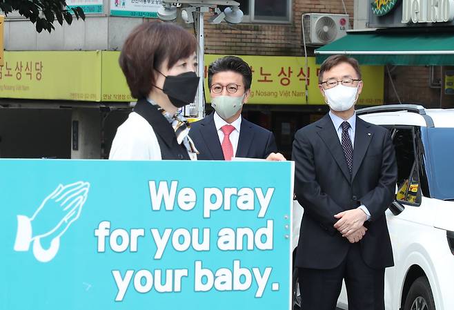 Choe Jae-hyeong, a former People Power Party lawmaker and then-presidential candidate, looks on as his wife, Lee So-yeon, stages a protest against abortion in Mapo District, western Seoul, on Sept. 22, 2021. [JOINT PRESS CORPS]
