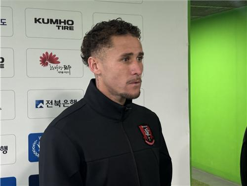 인터뷰하는 부천FC 갈레고. 사진[연합뉴스]