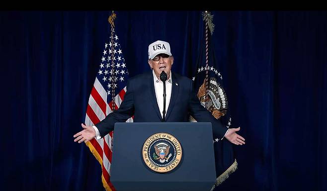 도널드 트럼프 미국 대통령이 28일(현지시간) 이란에 대한 공격 개시를 공식화했다. 트럼프 대통령은 이날 소셜미디어(SNS) 트루스소셜에 올린 8분짜리 영상을 통해 “조금 전 이란 내 중대 전투를 시작했다＂며 미국의 이란 공격 사실을 확인했다. 또한 트럼프 대통령은 이날 자신의 소셜미디어 트루스소셜을 통해 ”역사상 가장 사악한 인물 중 한 명인 하메네이가 죽었다“라고 밝혔다. [트럼프소셜미디어X 캡쳐]