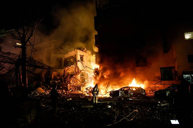 이스라엘과 미국의 이란 공습 이후 28일 이란이 이스라엘로 미사일을 발사한 현장에서 차량 화재 진압에 나선 이스라엘 소방관들. [로이터연합뉴스]