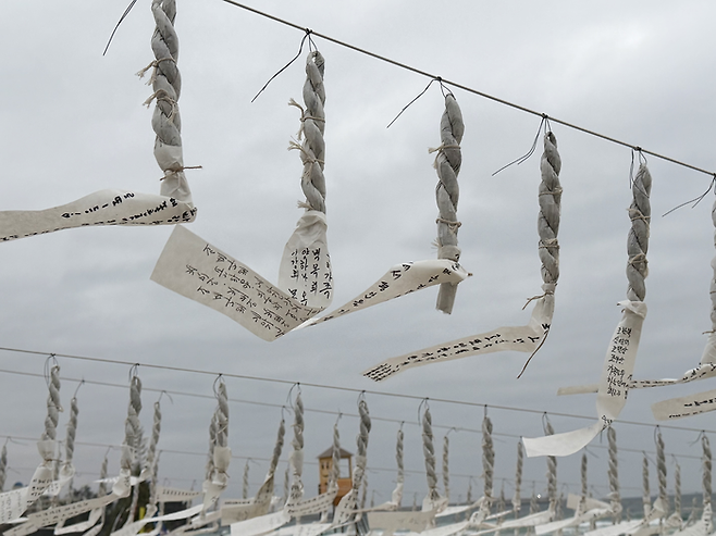 낙화봉에 걸려있는 소원종이 / 사진= 문서연 여행+ 기자