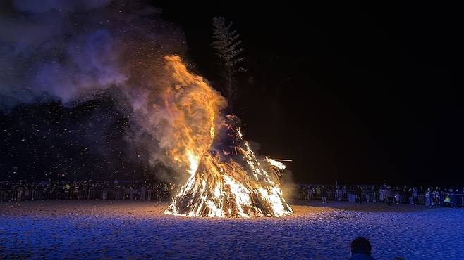 삼척해수욕장 달집태우기 / 사진= 문서연 여행+ 기자
