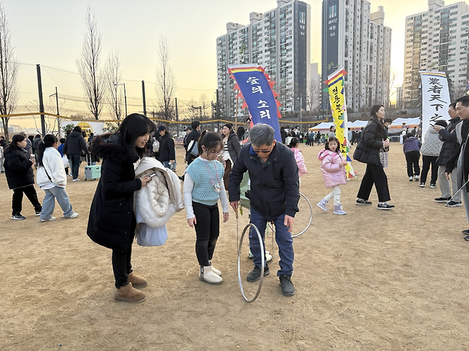 굴렁쇠 굴리는 방법을 알려주는 어르신 방문객/사진=김지은 여행+ 기자