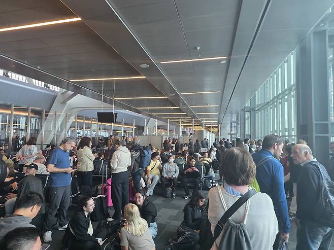 지난달 28일 미국의 이란 공습 이후 카타르 하마드국제공항이 멈춰서면서 수많은 이용객이 공항에 발이 묶였다. 도하 이소연 기자