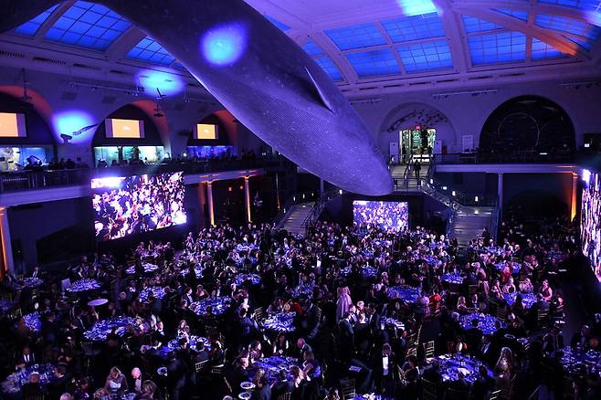 '인류의 혁신' 축하하자 … 전 세계 석학 모이는 갈리앵 시상식 작년 10월 30일 미국 뉴욕 자연사박물관에서 열린 'USA 갈리앵상 시상식'. 역대 노벨상 수상자들과 빅파마 전현직 최고경영자, 세계적인 연구자들이 참석해 인류 혁신에 이바지한 의약품 수상을 축하했다. 한국 첫 번째 시상식은 오는 9월 10일 서울 신라호텔에서 열린다.  갈리앵재단