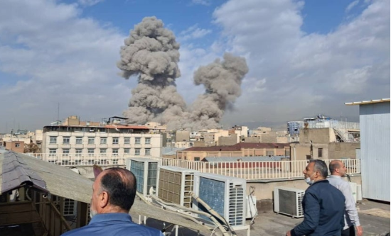 28일 공습 직후 테헤란에서 연기가 피어오르는 모습을 지켜보는 사람들. (AP=연합뉴스)