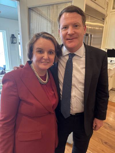 로비스트 마이크 데이비스가 2025년 2월 게일 슬레이터 당시 법무부 반독점국 차관보의 취임을 축하하며 자신의 SNS에 올린 사진. 당시 데이비스는 "내 좋은 친구 게일이 자랑스럽다. 트럼프 행정부를 더 '경쟁적(competitive)'으로 만들어 줄 것"이라며 소개했다/ 사진=마이크 데이비스 X(엑스)