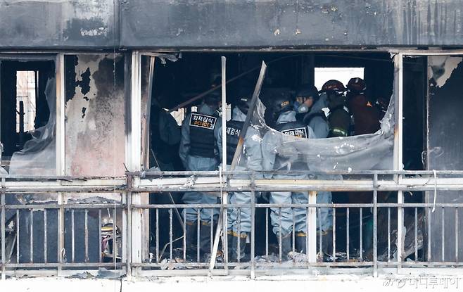 (서울=뉴스1) 안은나 기자 = 24일 오전 서울 강남구 은마아파트에서 경찰, 소방 관계자들이 화재 원인 조사를 위해 합동 감식을 하고 있다.   소방당국에 따르면 이날 오전 6시 18분쯤 발생한 화재로 10대 여성 1명이 숨지고 3명이 다쳤다. 2026.2.24/뉴스1  Copyright (C) 뉴스1. All rights reserved. 무단 전재 및 재배포,  AI학습 이용 금지. /사진=(서울=뉴스1) 안은나 기자