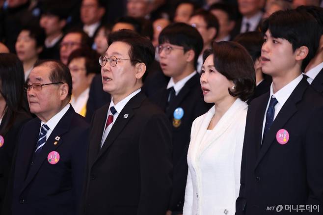(서울=뉴스1) 이재명 기자 = 이재명 대통령과 김혜경 여사가 1일 서울 강남구 코엑스에서 열린 제107주년 3·1절 기념식에서 애국가를 부르고 있다. 2026.3.1/뉴스1  Copyright (C) 뉴스1. All rights reserved. 무단 전재 및 재배포,  AI학습 이용 금지. /사진=(서울=뉴스1) 이재명 기자