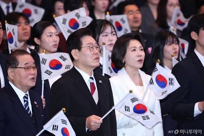 (서울=뉴스1) 이재명 기자 = 이재명 대통령과 김혜경 여사가 1일 서울 강남구 코엑스에서 열린 제107주년 3·1절 기념식에서 참석자들과 3·1절 노래를 제창하고 있다. 2026.3.1/뉴스1 Copyright (C) 뉴스1. All rights reserved. 무단 전재 및 재배포, AI학습 이용 금지. /사진=(서울=뉴스1) 이재명 기자