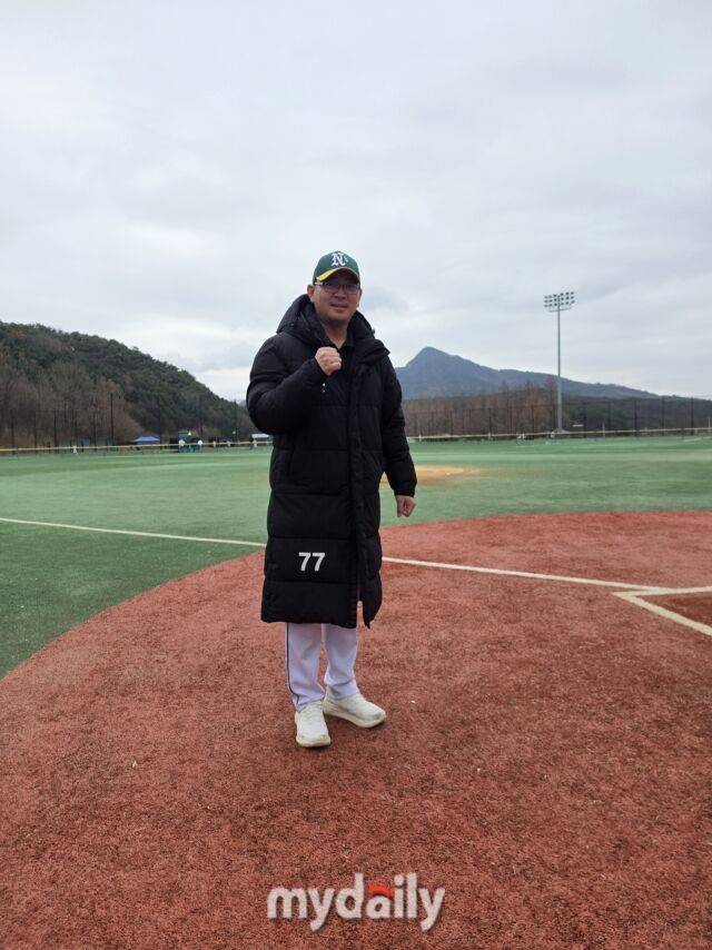 파이팅을 외치는 신정익 논산시 유소년야구단 감독. /순창 팔덕야구장=심재희 기자