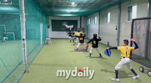 논산시 유소년야구단 선수들이 투구 연습을 하고 있다.
