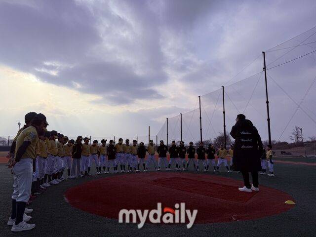 신정익 감독(오른쪽)이 선수들에게 지시를 내리고 있다.