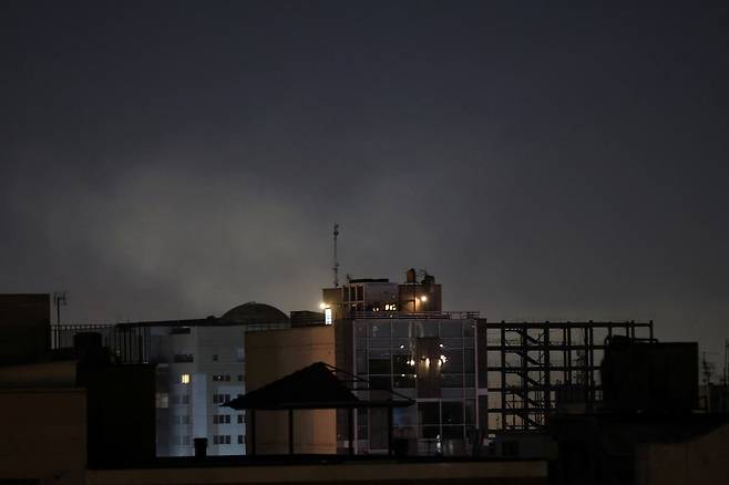 미국과 이스라엘이 28일(현지시간) 이란을 상대로 공습을 단행한 이후, 수도 테헤란에 폭발로 인해 연기가 피어오르고 있다. [로이터]