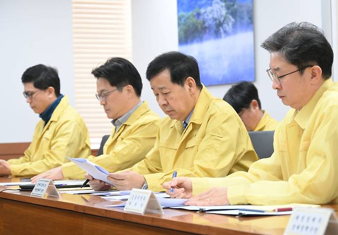 구윤철(오른쪽 두 번째) 부총리 겸 재정경제부 장관이 1일 서울 종로구 정부서울청사에서 열린 ‘이란 관련 관계기관 합동 상황점검회의’를 주재하고 있다. [연합]