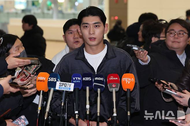 [인천공항=뉴시스] 권창회 기자 = 미국프로야구 메이저리그(MLB) 샌프란시스코 자이언츠 이정후가 21일 인천국제공항 제2여객터미널에서 출국하며 인터뷰하고 있다. 2026.01.21. kch0523@newsis.com