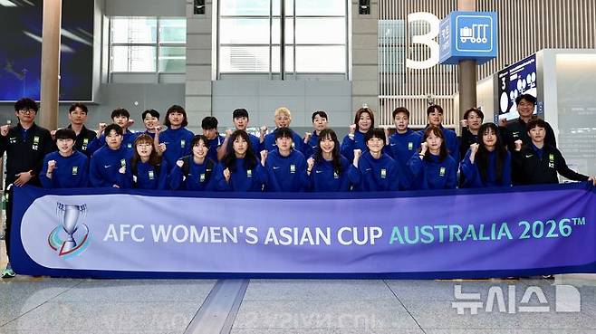 [인천공항=뉴시스] 김명년 기자 = 대한민국 여자축구 국가대표팀 선수들이 19일 오후 인천국제공항 제1여객터미널에서 2026 아시아축구연맹(AFC) 여자 아시안컵을 위해 호주로 출국하기 전 기념촬영하고 있다. 2026.02.19. kmn@newsis.com