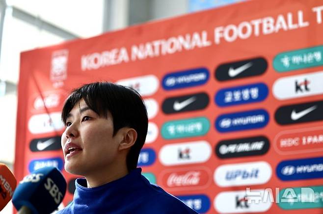 [인천공항=뉴시스] 김명년 기자 = 대한민국 여자축구 국가대표팀 지소연이 19일 오후 인천국제공항 제1여객터미널에서 2026 아시아축구연맹(AFC) 여자 아시안컵을 위해 호주로 출국하기 전 기자회견하고 있다. 2026.02.19. kmn@newsis.com